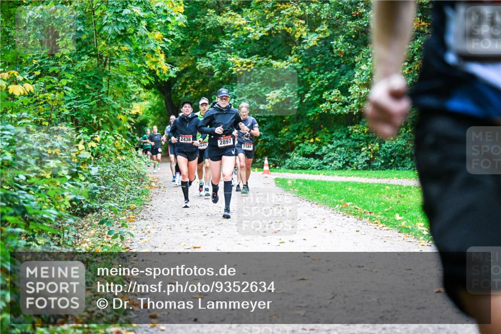 12.10.2025 - Bramfelder Halbmarathon 2025 Dr. Thomas Lammeyer http://msf.ph/oto/9352634 12.10.2025 10:44:20 Laufen 2438, 2897, 2649, 2184, 29 meine-sportfotos.de
