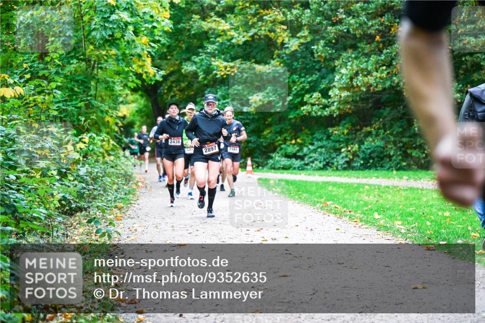 12.10.2025 - Bramfelder Halbmarathon 2025 Dr. Thomas Lammeyer http://msf.ph/oto/9352635 12.10.2025 10:44:20 Laufen 2438, 649, 2897, 2184 meine-sportfotos.de