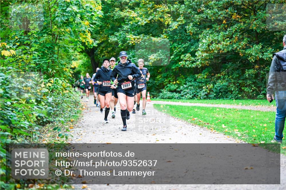 12.10.2025 - Bramfelder Halbmarathon 2025 Dr. Thomas Lammeyer http://msf.ph/oto/9352637 12.10.2025 10:44:21 Laufen 2438, 2897, 2184 meine-sportfotos.de