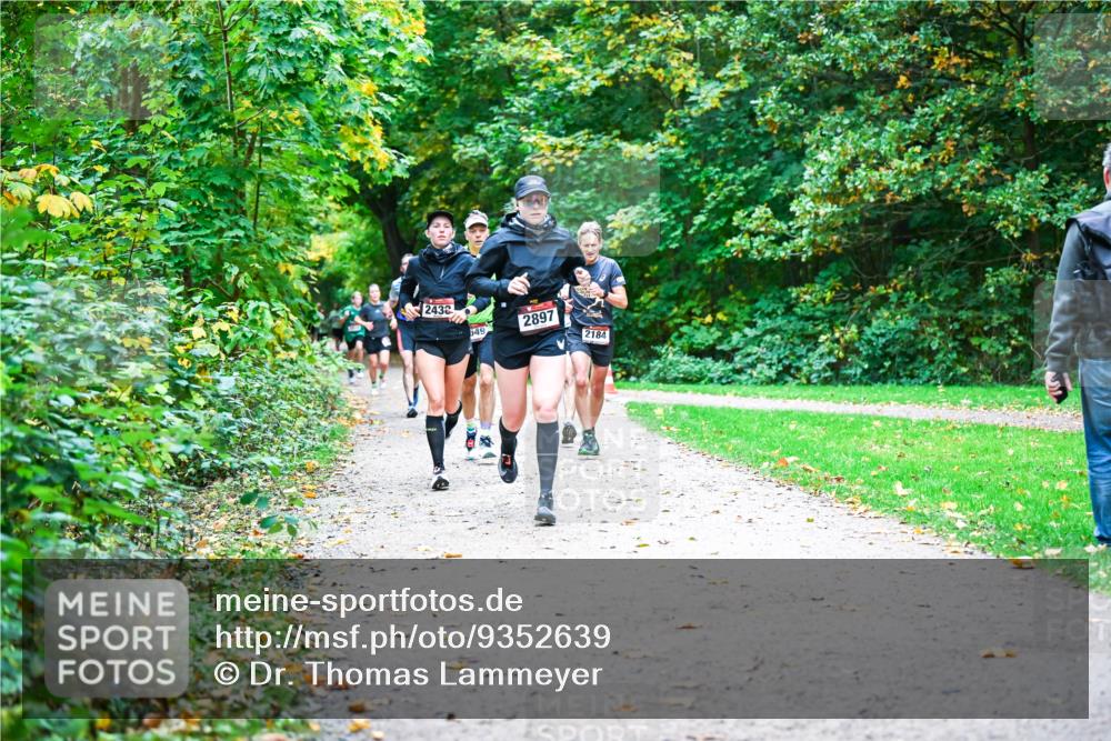 12.10.2025 - Bramfelder Halbmarathon 2025 Dr. Thomas Lammeyer http://msf.ph/oto/9352639 12.10.2025 10:44:21 Laufen 2438, 549, 2897, 2184 meine-sportfotos.de