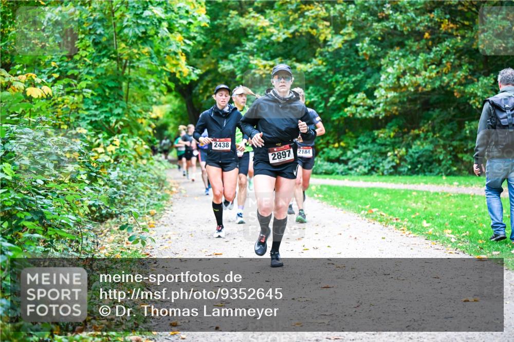 12.10.2025 - Bramfelder Halbmarathon 2025 Dr. Thomas Lammeyer http://msf.ph/oto/9352645 12.10.2025 10:44:22 Laufen 2438, 2897, 2184 meine-sportfotos.de