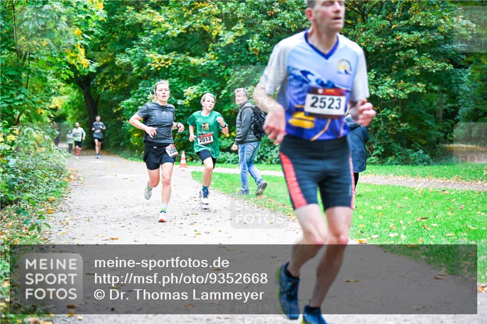 12.10.2025 - Bramfelder Halbmarathon 2025 Dr. Thomas Lammeyer http://msf.ph/oto/9352668 12.10.2025 10:44:27 Laufen 258, 2012, 2523 meine-sportfotos.de