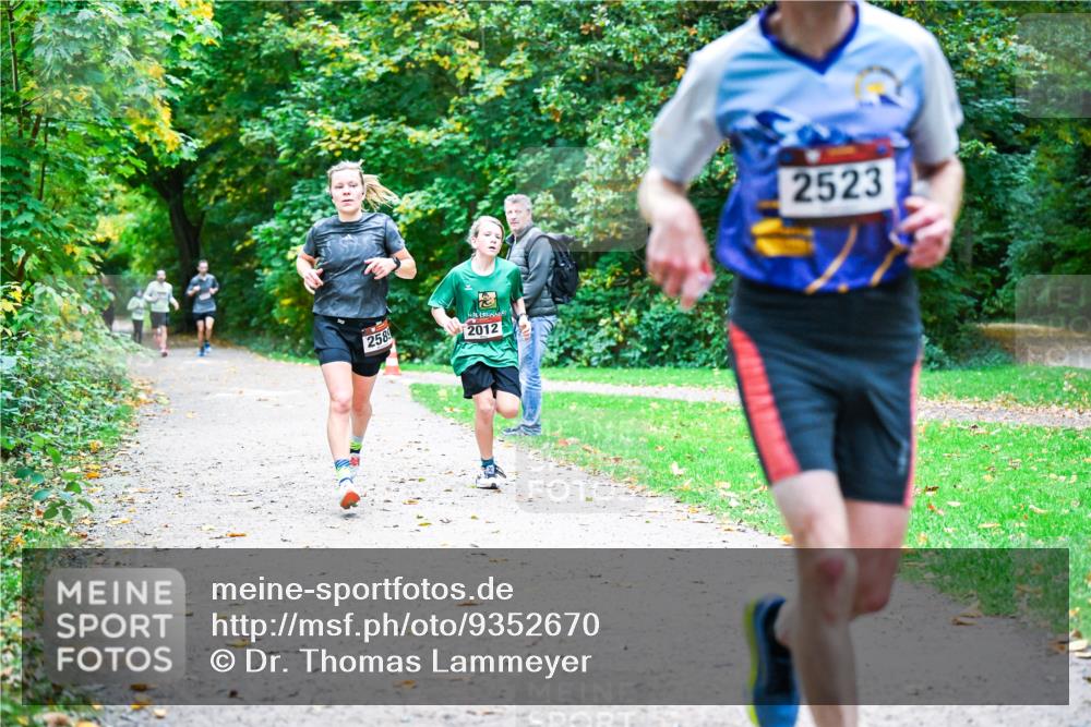 12.10.2025 - Bramfelder Halbmarathon 2025 Dr. Thomas Lammeyer http://msf.ph/oto/9352670 12.10.2025 10:44:27 Laufen 2589, 2012, 2523 meine-sportfotos.de