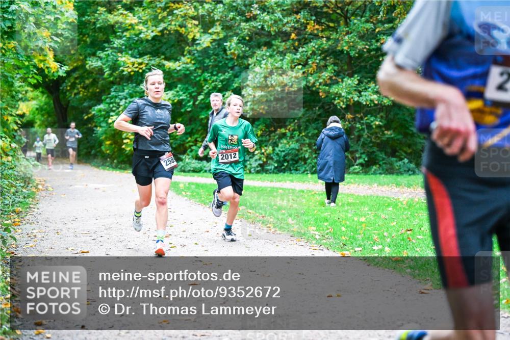12.10.2025 - Bramfelder Halbmarathon 2025 Dr. Thomas Lammeyer http://msf.ph/oto/9352672 12.10.2025 10:44:28 Laufen 3291, 2589, 2012, 2 meine-sportfotos.de