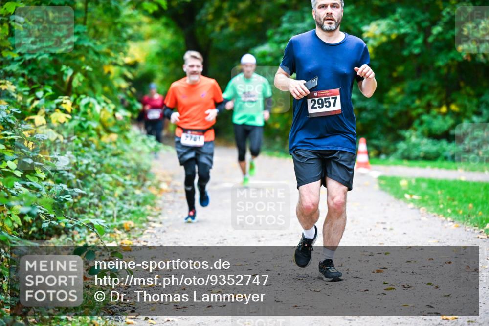 12.10.2025 - Bramfelder Halbmarathon 2025 Dr. Thomas Lammeyer http://msf.ph/oto/9352747 12.10.2025 10:44:42 Laufen 60, 2957 meine-sportfotos.de