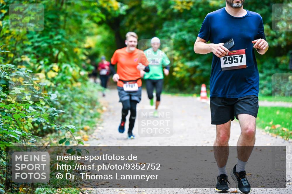 12.10.2025 - Bramfelder Halbmarathon 2025 Dr. Thomas Lammeyer http://msf.ph/oto/9352752 12.10.2025 10:44:43 Laufen 2957 meine-sportfotos.de