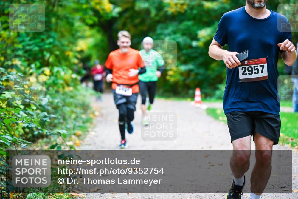 12.10.2025 - Bramfelder Halbmarathon 2025 Dr. Thomas Lammeyer http://msf.ph/oto/9352754 12.10.2025 10:44:43 Laufen 2957 meine-sportfotos.de