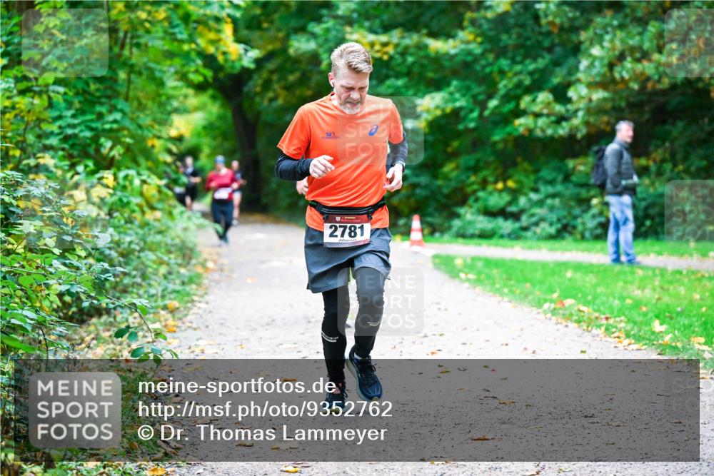 12.10.2025 - Bramfelder Halbmarathon 2025 Dr. Thomas Lammeyer http://msf.ph/oto/9352762 12.10.2025 10:44:44 Laufen 2781 meine-sportfotos.de