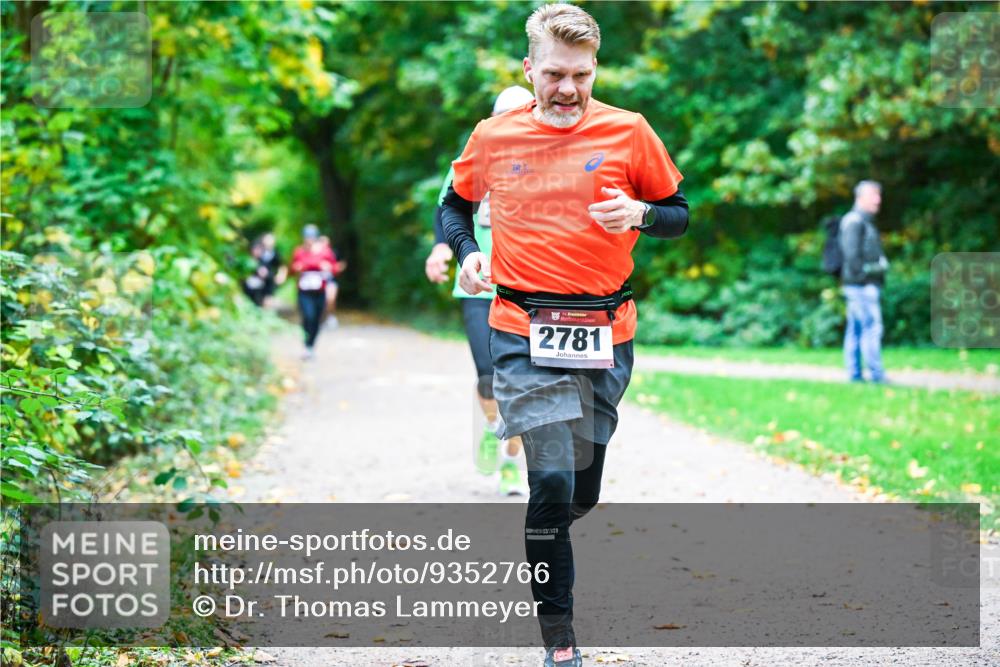 12.10.2025 - Bramfelder Halbmarathon 2025 Dr. Thomas Lammeyer http://msf.ph/oto/9352766 12.10.2025 10:44:45 Laufen 34, 2781 meine-sportfotos.de