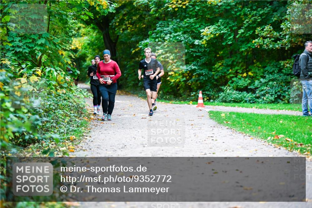 12.10.2025 - Bramfelder Halbmarathon 2025 Dr. Thomas Lammeyer http://msf.ph/oto/9352772 12.10.2025 10:44:50 Laufen 2092, 27, 2807 meine-sportfotos.de