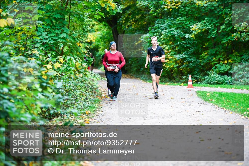 12.10.2025 - Bramfelder Halbmarathon 2025 Dr. Thomas Lammeyer http://msf.ph/oto/9352777 12.10.2025 10:44:50 Laufen 2807 meine-sportfotos.de