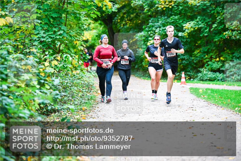 12.10.2025 - Bramfelder Halbmarathon 2025 Dr. Thomas Lammeyer http://msf.ph/oto/9352787 12.10.2025 10:44:52 Laufen 2092, 807, 2793, 2308 meine-sportfotos.de