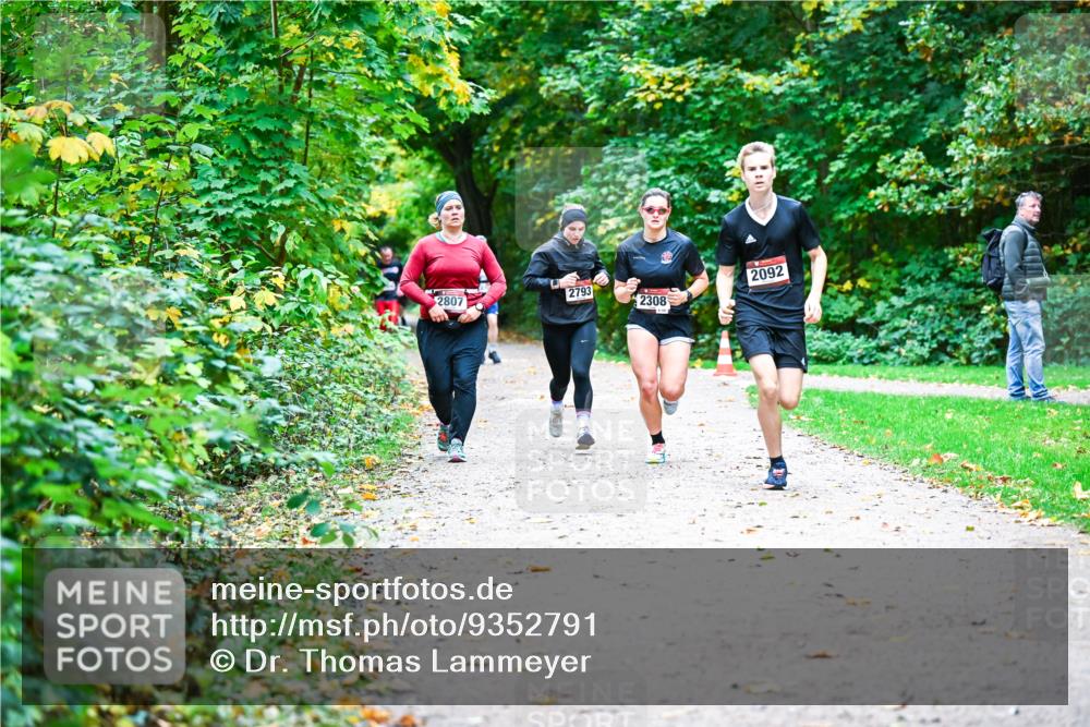 12.10.2025 - Bramfelder Halbmarathon 2025 Dr. Thomas Lammeyer http://msf.ph/oto/9352791 12.10.2025 10:44:53 Laufen 2092, 2807, 2793, 2308 meine-sportfotos.de
