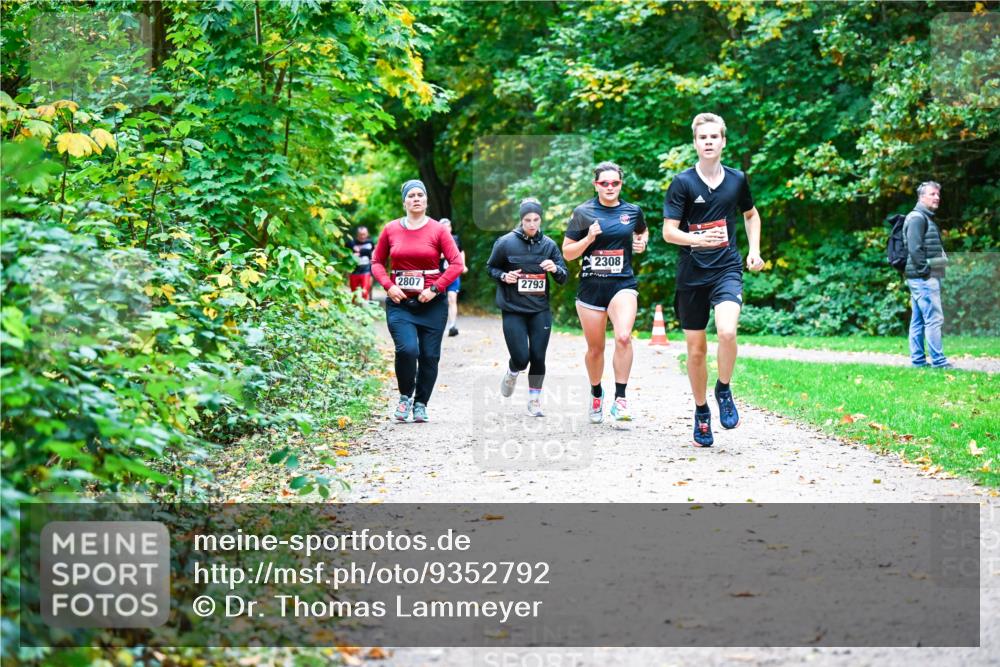 12.10.2025 - Bramfelder Halbmarathon 2025 Dr. Thomas Lammeyer http://msf.ph/oto/9352792 12.10.2025 10:44:53 Laufen 2807, 2793, 2308 meine-sportfotos.de