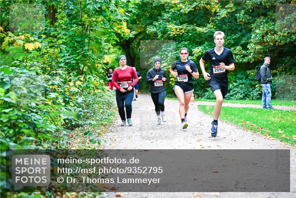 12.10.2025 - Bramfelder Halbmarathon 2025 Dr. Thomas Lammeyer http://msf.ph/oto/9352795 12.10.2025 10:44:53 Laufen 2807, 2793, 2308, 2092 meine-sportfotos.de