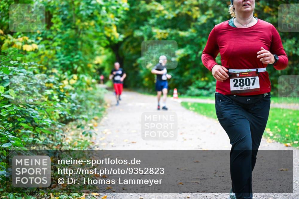 12.10.2025 - Bramfelder Halbmarathon 2025 Dr. Thomas Lammeyer http://msf.ph/oto/9352823 12.10.2025 10:44:58 Laufen 7, 34, 2807 meine-sportfotos.de