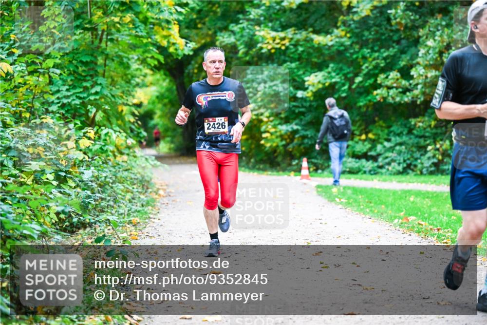 12.10.2025 - Bramfelder Halbmarathon 2025 Dr. Thomas Lammeyer http://msf.ph/oto/9352845 12.10.2025 10:45:02 Laufen 2426 meine-sportfotos.de