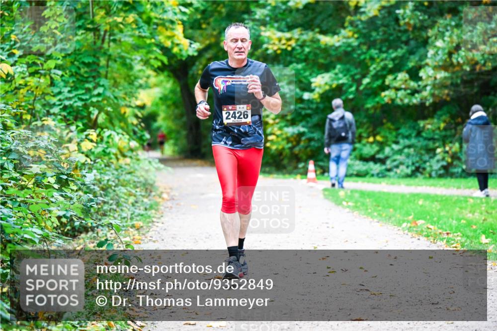12.10.2025 - Bramfelder Halbmarathon 2025 Dr. Thomas Lammeyer http://msf.ph/oto/9352849 12.10.2025 10:45:03 Laufen 8, 29, 2426 meine-sportfotos.de