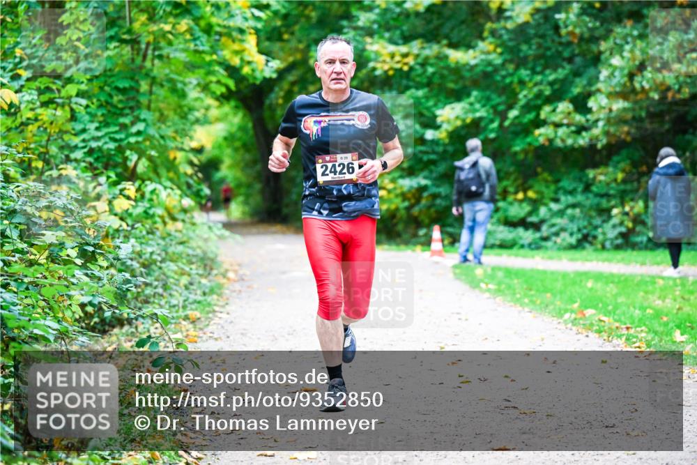 12.10.2025 - Bramfelder Halbmarathon 2025 Dr. Thomas Lammeyer http://msf.ph/oto/9352850 12.10.2025 10:45:03 Laufen 829, 2426 meine-sportfotos.de