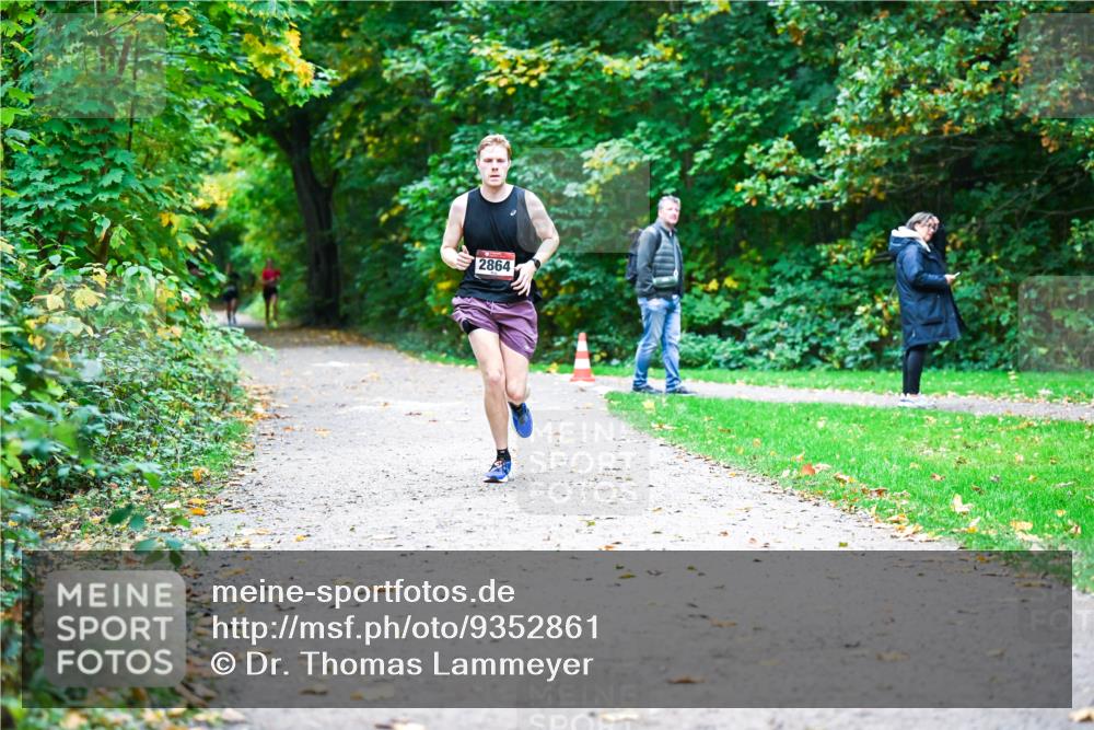 12.10.2025 - Bramfelder Halbmarathon 2025 Dr. Thomas Lammeyer http://msf.ph/oto/9352861 12.10.2025 10:45:06 Laufen 2864 meine-sportfotos.de