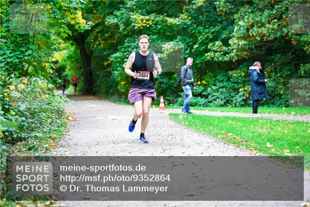 12.10.2025 - Bramfelder Halbmarathon 2025 Dr. Thomas Lammeyer http://msf.ph/oto/9352864 12.10.2025 10:45:06 Laufen 2864 meine-sportfotos.de