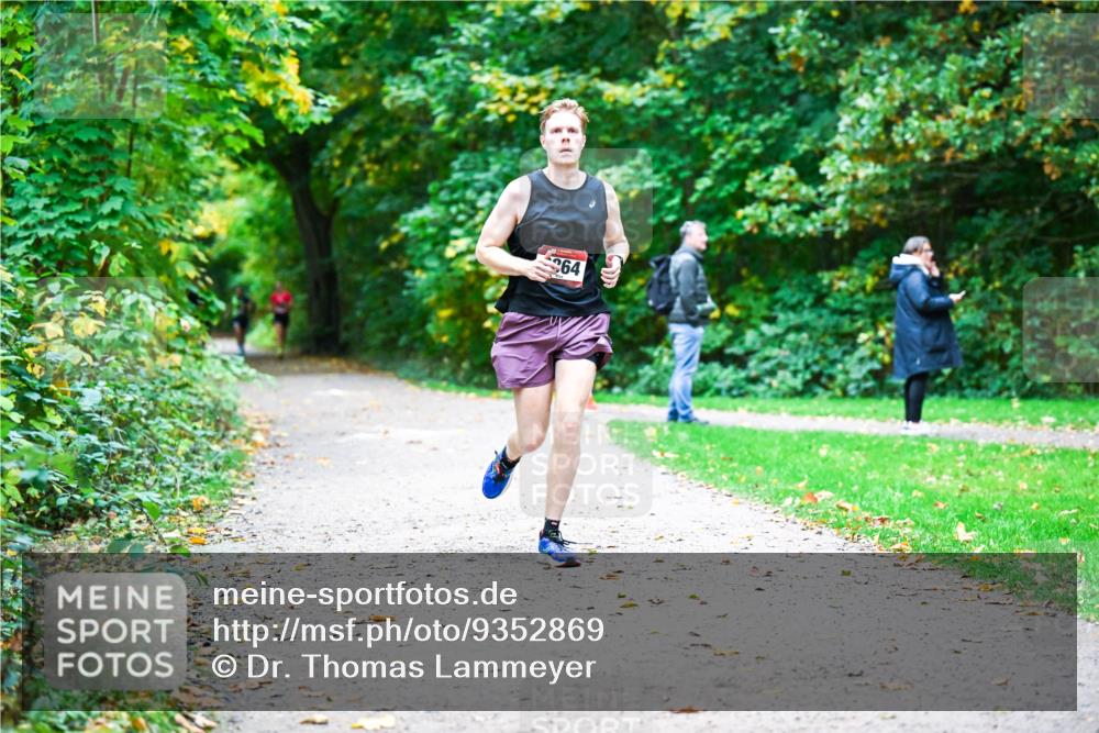 12.10.2025 - Bramfelder Halbmarathon 2025 Dr. Thomas Lammeyer http://msf.ph/oto/9352869 12.10.2025 10:45:07 Laufen 64 meine-sportfotos.de