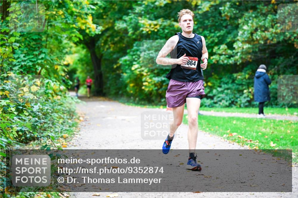 12.10.2025 - Bramfelder Halbmarathon 2025 Dr. Thomas Lammeyer http://msf.ph/oto/9352874 12.10.2025 10:45:07 Laufen 864 meine-sportfotos.de