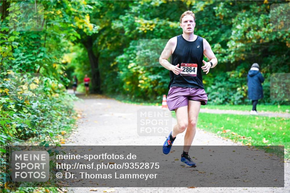 12.10.2025 - Bramfelder Halbmarathon 2025 Dr. Thomas Lammeyer http://msf.ph/oto/9352875 12.10.2025 10:45:08 Laufen 2864 meine-sportfotos.de