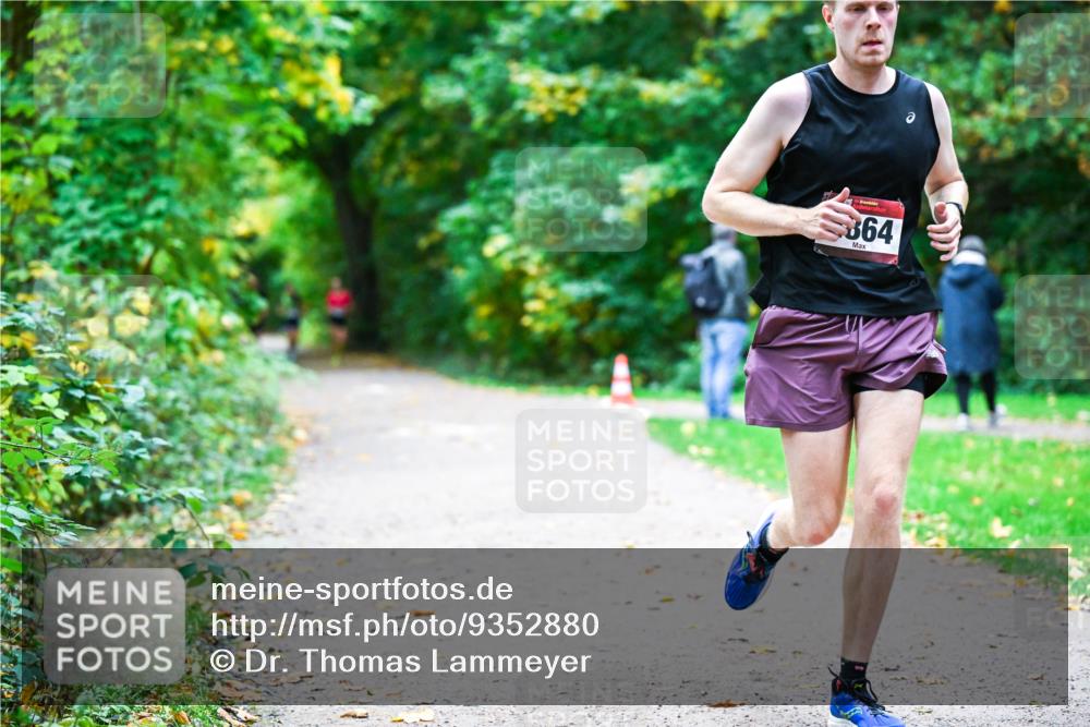 12.10.2025 - Bramfelder Halbmarathon 2025 Dr. Thomas Lammeyer http://msf.ph/oto/9352880 12.10.2025 10:45:08 Laufen 364 meine-sportfotos.de