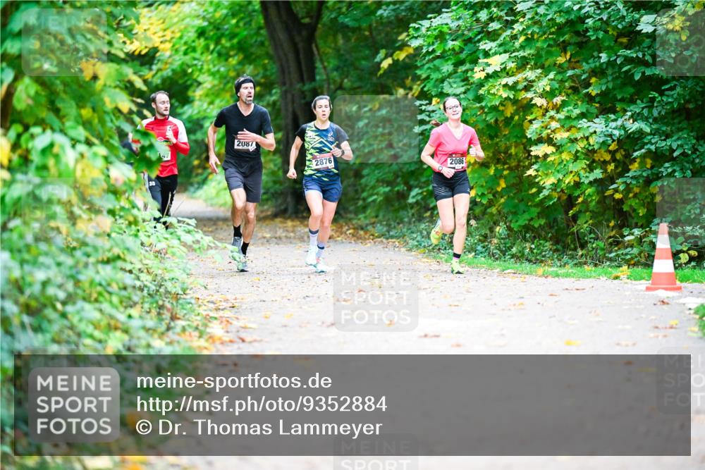 12.10.2025 - Bramfelder Halbmarathon 2025 Dr. Thomas Lammeyer http://msf.ph/oto/9352884 12.10.2025 10:45:13 Laufen 2087, 2876, 2086 meine-sportfotos.de