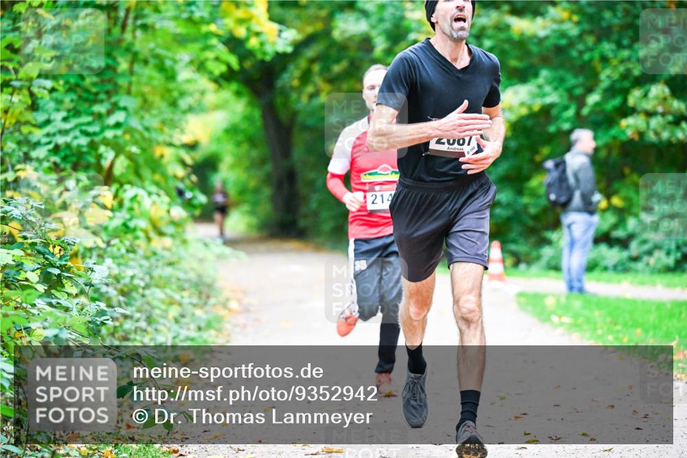 12.10.2025 - Bramfelder Halbmarathon 2025 Dr. Thomas Lammeyer http://msf.ph/oto/9352942 12.10.2025 10:45:22 Laufen 35, 214 meine-sportfotos.de