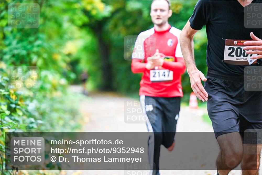 12.10.2025 - Bramfelder Halbmarathon 2025 Dr. Thomas Lammeyer http://msf.ph/oto/9352948 12.10.2025 10:45:23 Laufen 2147, 34, 2005 meine-sportfotos.de