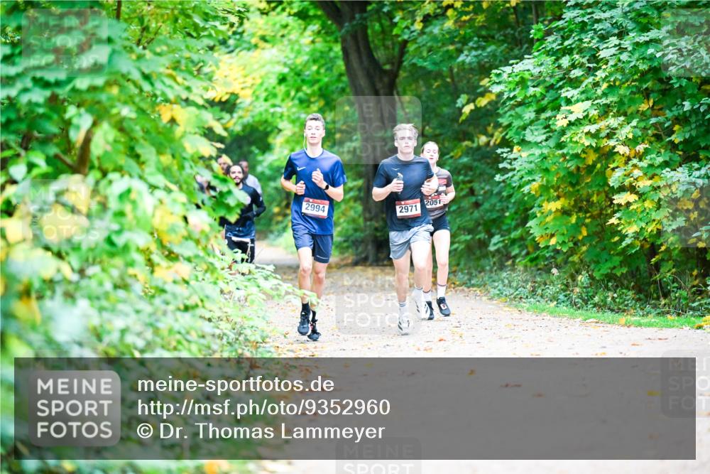 12.10.2025 - Bramfelder Halbmarathon 2025 Dr. Thomas Lammeyer http://msf.ph/oto/9352960 12.10.2025 10:45:28 Laufen 2051, 2994, 2971 meine-sportfotos.de