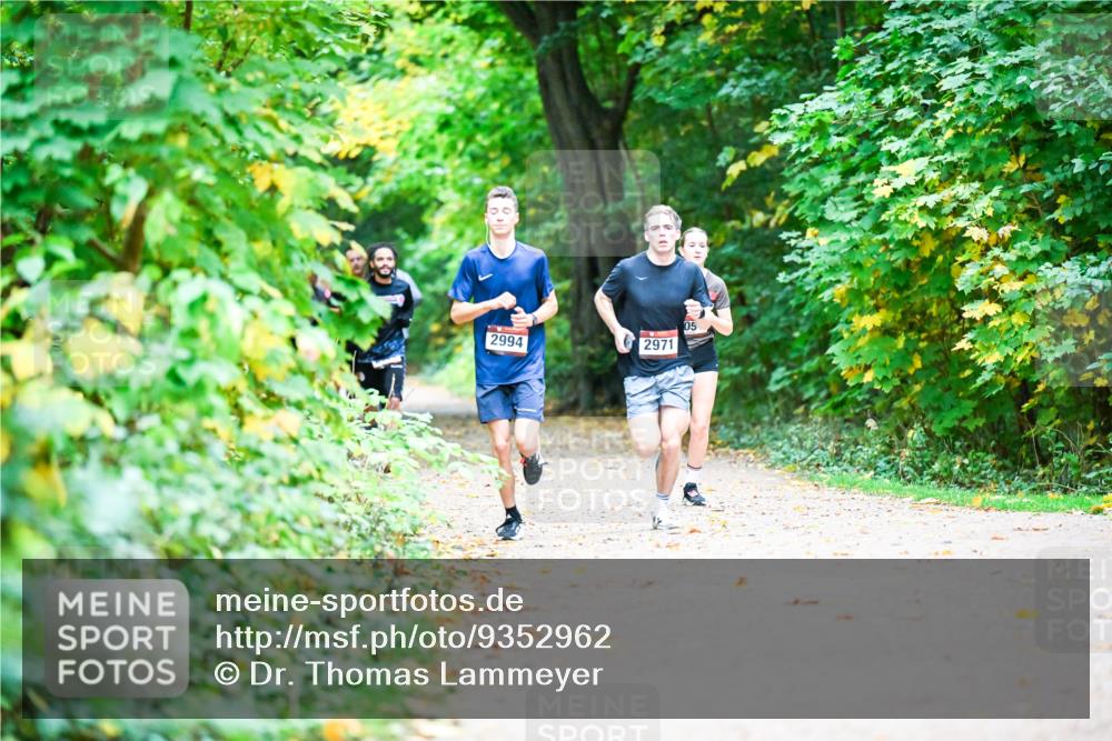 12.10.2025 - Bramfelder Halbmarathon 2025 Dr. Thomas Lammeyer http://msf.ph/oto/9352962 12.10.2025 10:45:28 Laufen 65, 2994, 2971, 05 meine-sportfotos.de
