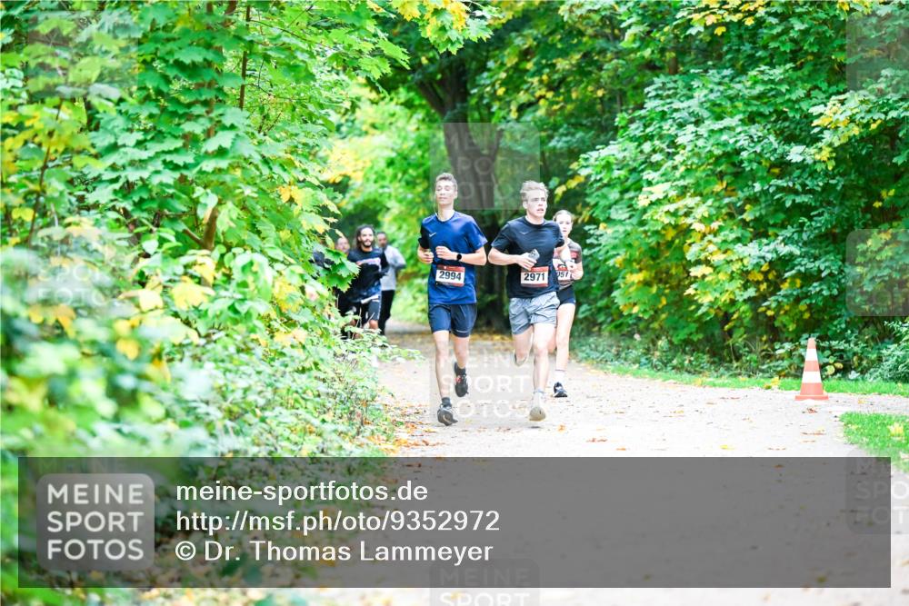12.10.2025 - Bramfelder Halbmarathon 2025 Dr. Thomas Lammeyer http://msf.ph/oto/9352972 12.10.2025 10:45:30 Laufen 2994, 2971, 051 meine-sportfotos.de