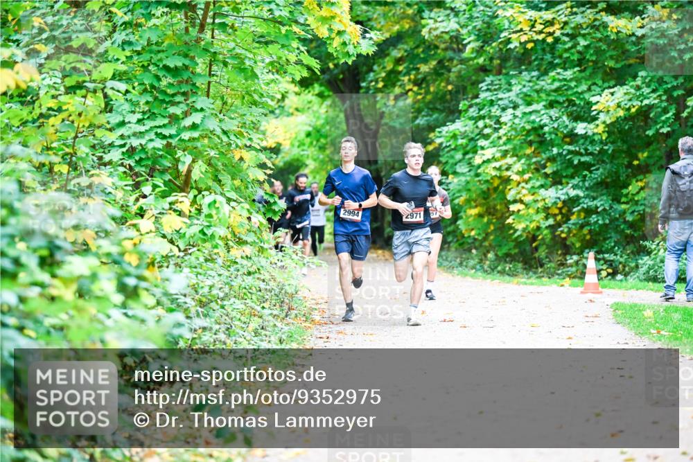 12.10.2025 - Bramfelder Halbmarathon 2025 Dr. Thomas Lammeyer http://msf.ph/oto/9352975 12.10.2025 10:45:31 Laufen 2994, 2971, 51 meine-sportfotos.de