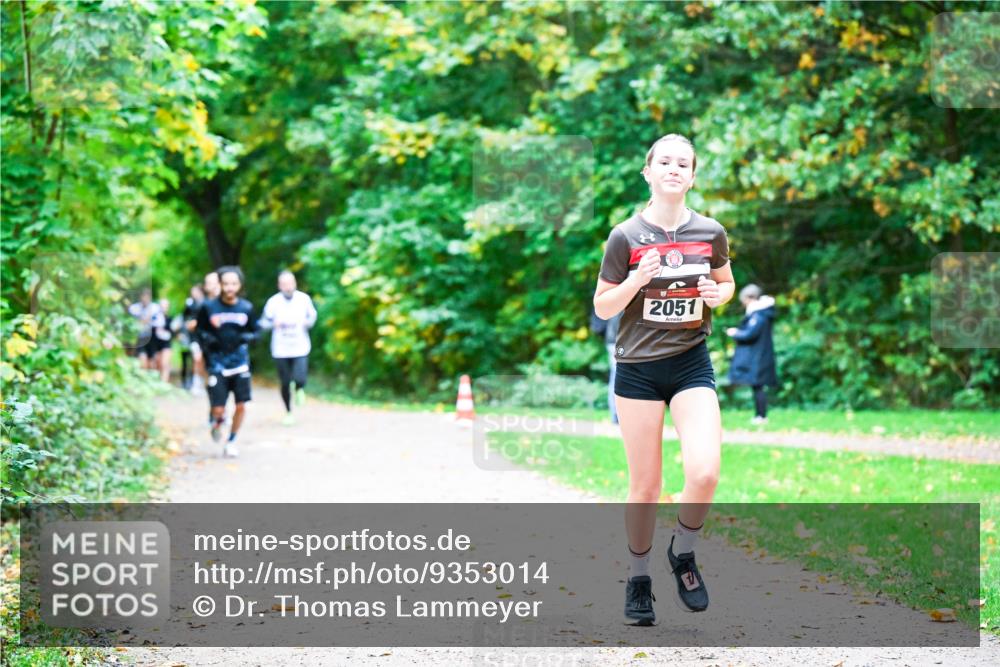 12.10.2025 - Bramfelder Halbmarathon 2025 Dr. Thomas Lammeyer http://msf.ph/oto/9353014 12.10.2025 10:45:37 Laufen 2051 meine-sportfotos.de