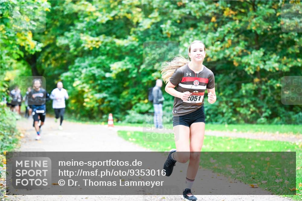 12.10.2025 - Bramfelder Halbmarathon 2025 Dr. Thomas Lammeyer http://msf.ph/oto/9353016 12.10.2025 10:45:37 Laufen 2051 meine-sportfotos.de