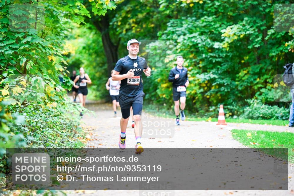 12.10.2025 - Bramfelder Halbmarathon 2025 Dr. Thomas Lammeyer http://msf.ph/oto/9353119 12.10.2025 10:45:57 Laufen 2468 meine-sportfotos.de