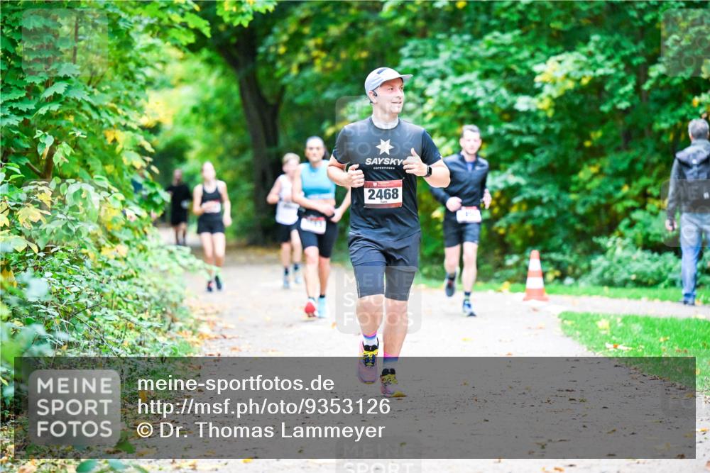 12.10.2025 - Bramfelder Halbmarathon 2025 Dr. Thomas Lammeyer http://msf.ph/oto/9353126 12.10.2025 10:45:58 Laufen 2468 meine-sportfotos.de