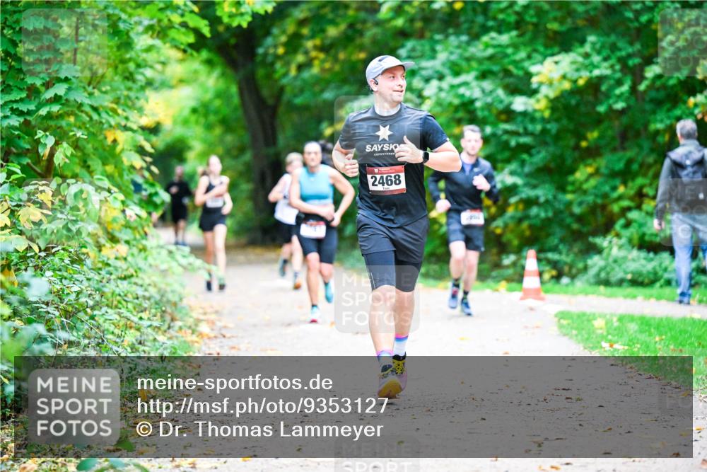 12.10.2025 - Bramfelder Halbmarathon 2025 Dr. Thomas Lammeyer http://msf.ph/oto/9353127 12.10.2025 10:45:58 Laufen 2468 meine-sportfotos.de