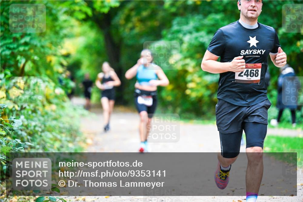12.10.2025 - Bramfelder Halbmarathon 2025 Dr. Thomas Lammeyer http://msf.ph/oto/9353141 12.10.2025 10:46:00 Laufen 34, 2468 meine-sportfotos.de