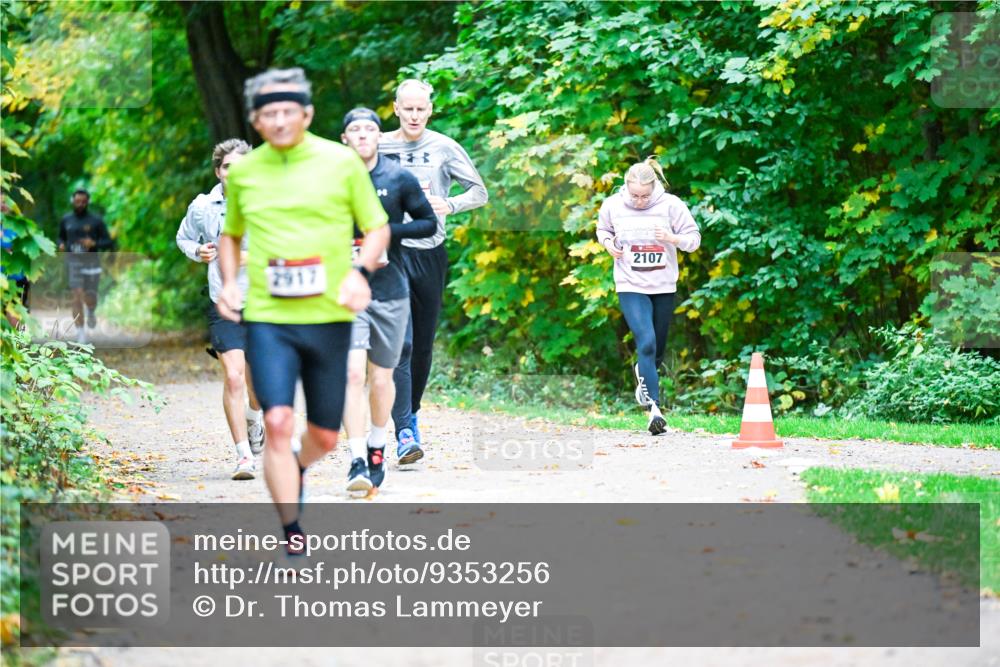 12.10.2025 - Bramfelder Halbmarathon 2025 Dr. Thomas Lammeyer http://msf.ph/oto/9353256 12.10.2025 10:46:22 Laufen 2917, 180, 2107 meine-sportfotos.de