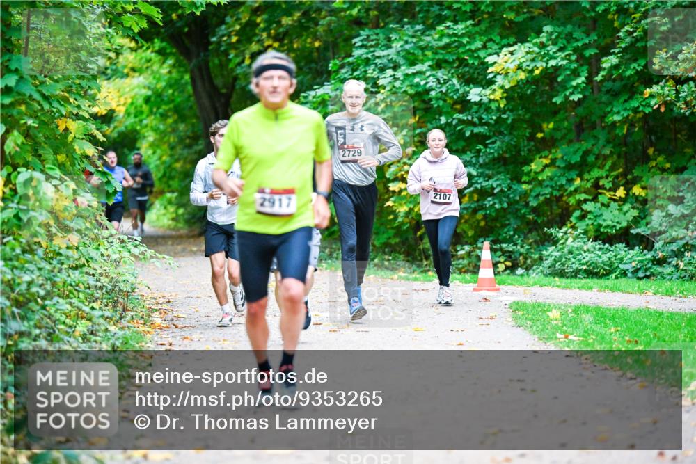 12.10.2025 - Bramfelder Halbmarathon 2025 Dr. Thomas Lammeyer http://msf.ph/oto/9353265 12.10.2025 10:46:24 Laufen 2917, 2729, 2107 meine-sportfotos.de
