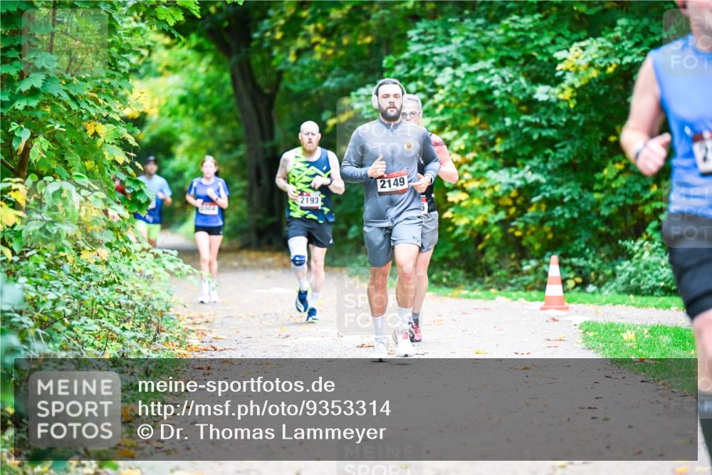 12.10.2025 - Bramfelder Halbmarathon 2025 Dr. Thomas Lammeyer http://msf.ph/oto/9353314 12.10.2025 10:46:35 Laufen 21064, 2193, 2149 meine-sportfotos.de