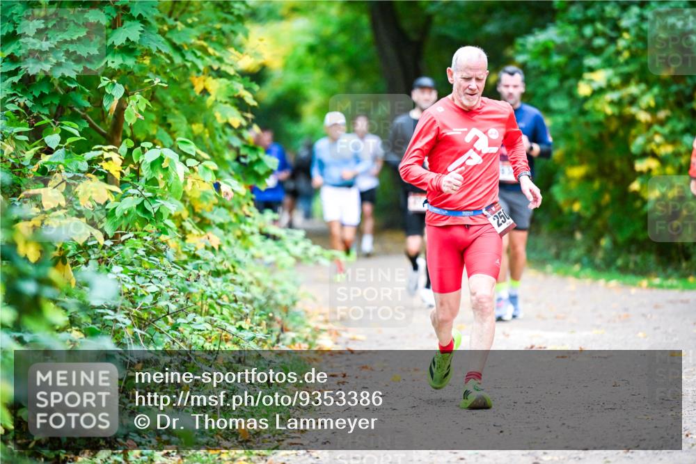 12.10.2025 - Bramfelder Halbmarathon 2025 Dr. Thomas Lammeyer http://msf.ph/oto/9353386 12.10.2025 10:46:50 Laufen 251 meine-sportfotos.de