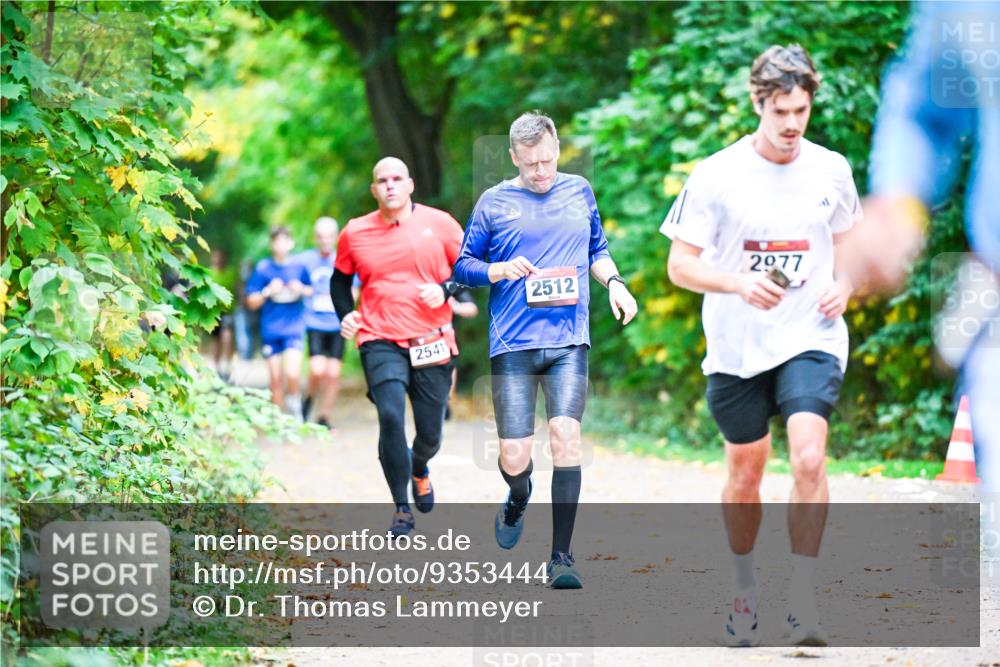 12.10.2025 - Bramfelder Halbmarathon 2025 Dr. Thomas Lammeyer http://msf.ph/oto/9353444 12.10.2025 10:47:00 Laufen 2541, 2512, 2977 meine-sportfotos.de