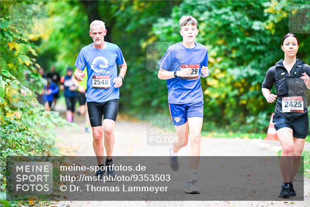 12.10.2025 - Bramfelder Halbmarathon 2025 Dr. Thomas Lammeyer http://msf.ph/oto/9353503 12.10.2025 10:47:09 Laufen 2548, 290, 2425, 27 meine-sportfotos.de