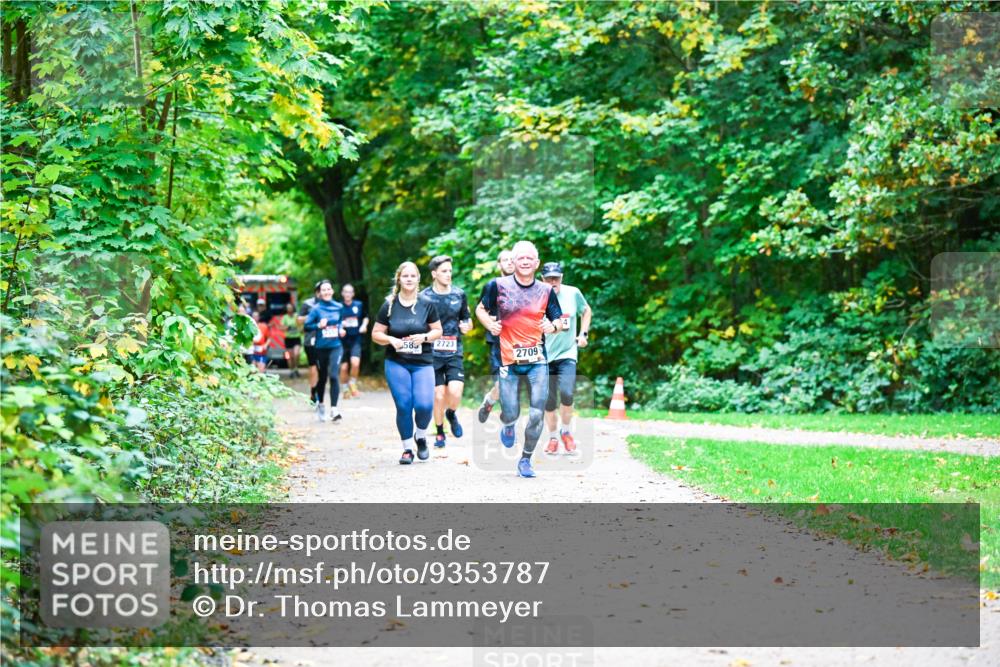 12.10.2025 - Bramfelder Halbmarathon 2025 Dr. Thomas Lammeyer http://msf.ph/oto/9353787 12.10.2025 10:48:13 Laufen 585, 2723, 2709 meine-sportfotos.de