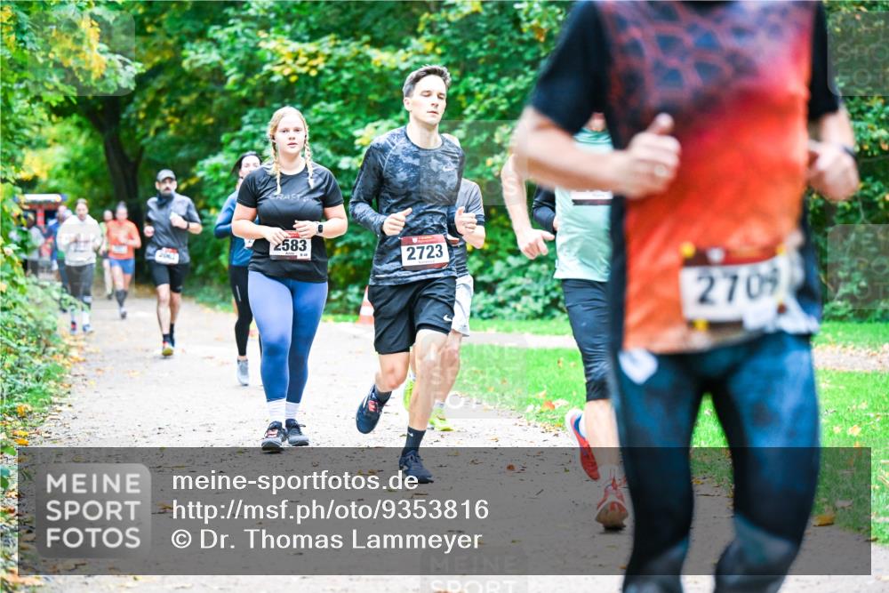12.10.2025 - Bramfelder Halbmarathon 2025 Dr. Thomas Lammeyer http://msf.ph/oto/9353816 12.10.2025 10:48:18 Laufen 2583, 2723, 2709 meine-sportfotos.de